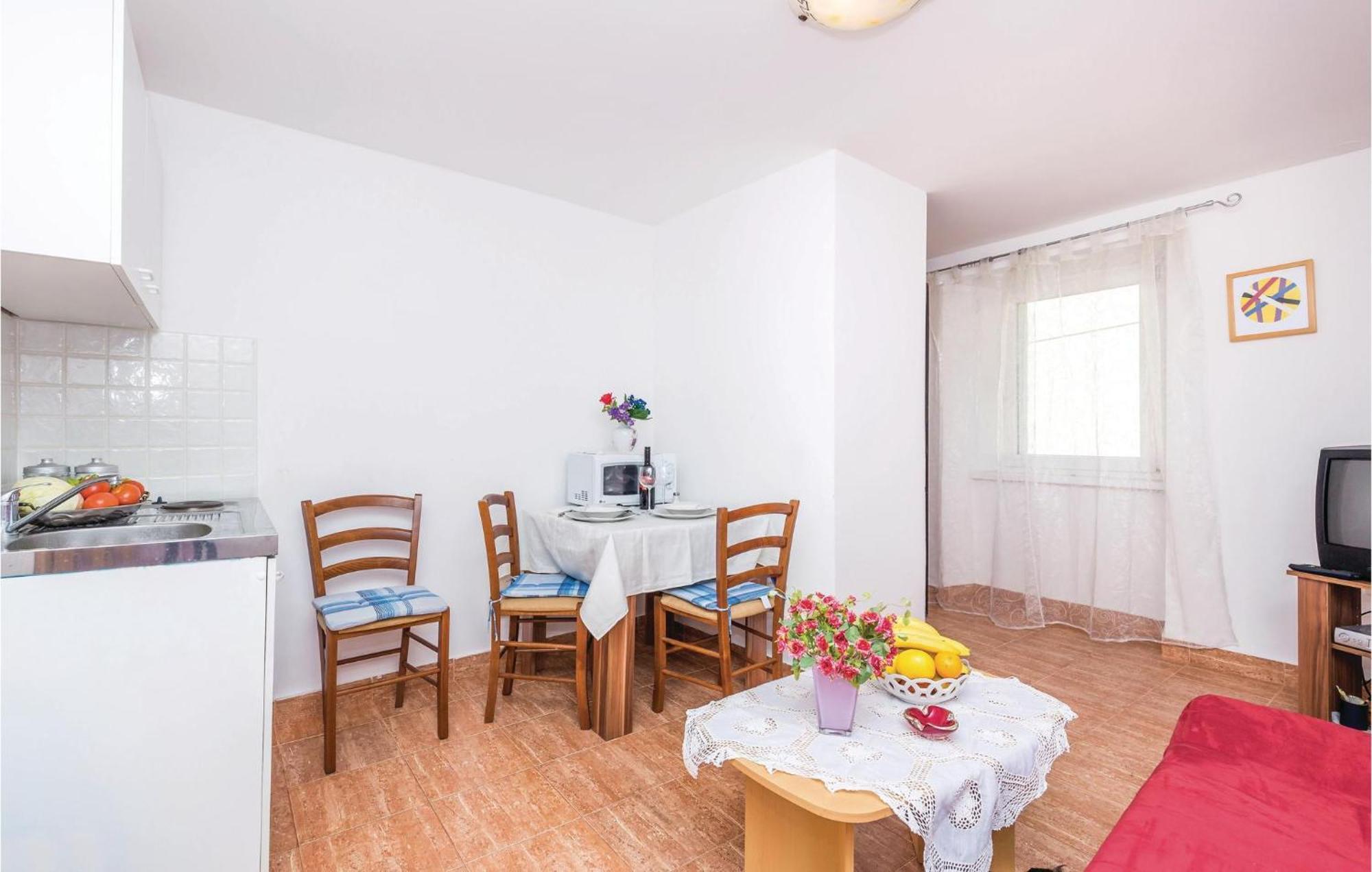 1 Bedroom Nice Apartment In Senj Senj  Bagian luar foto